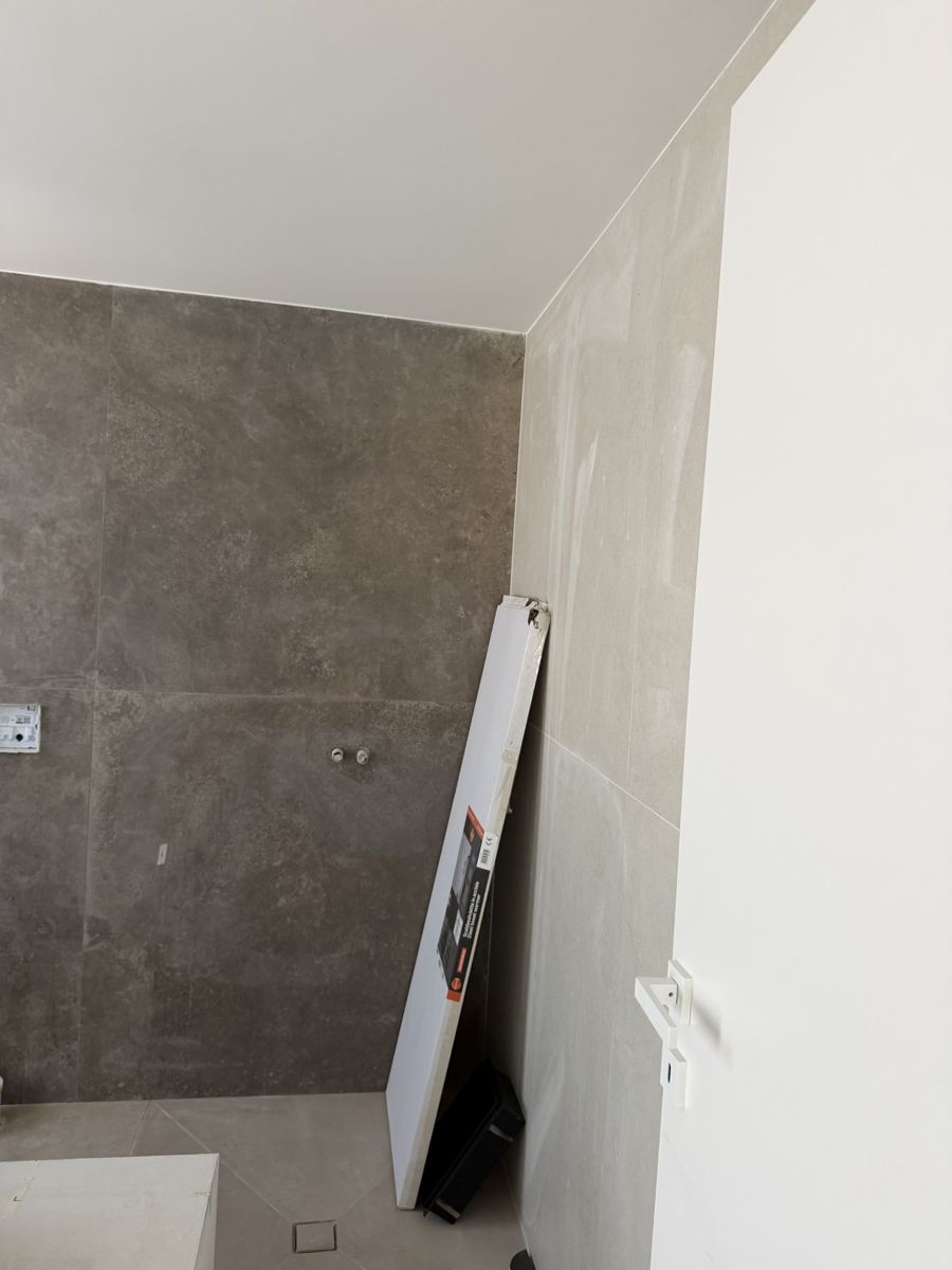 Bagno con rivestimento in gres effetto pietra